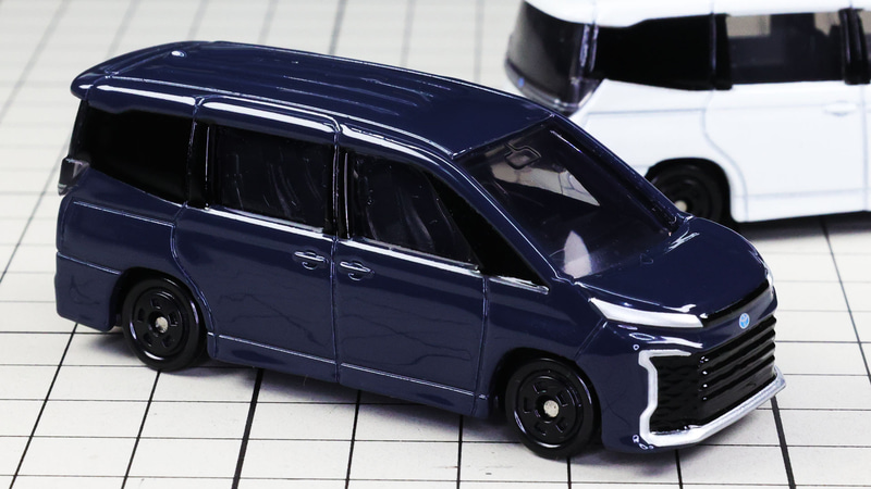 光の当たり具合で色合いを変え、青味を感じられるブラックは見ていて楽しい