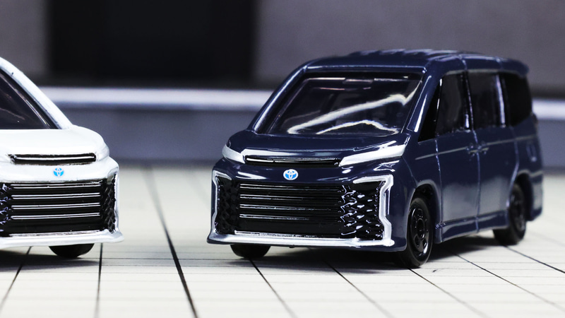 フロントのトヨタロゴは青い縁取り付き