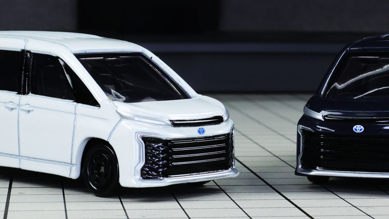 ハイブリッド車用のトヨタロゴがプリントされていますがゲート下側には“HYBRID SYNERGY DRIVE”ロゴのプリントはありません（※サンプル故の可能性があります）