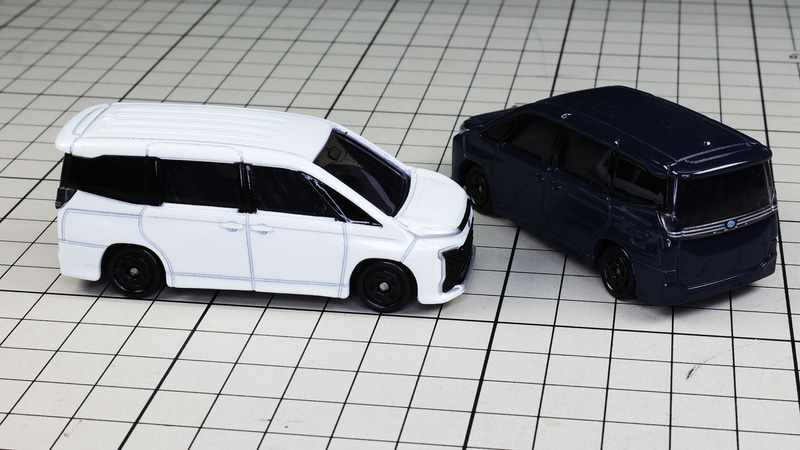 ハイブリッド車用のトヨタロゴがプリントされていますがゲート下側には“HYBRID SYNERGY DRIVE”ロゴのプリントはありません（※サンプル故の可能性があります）