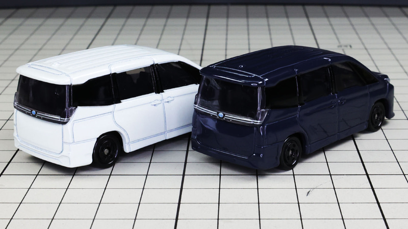 ハイブリッド車用のトヨタロゴがプリントされていますがゲート下側には“HYBRID SYNERGY DRIVE”ロゴのプリントはありません（※サンプル故の可能性があります）