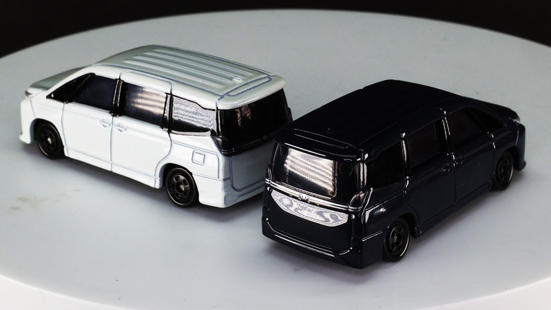 お友達家族も色違いの同じクルマ。ならべるとお尻がかわいい