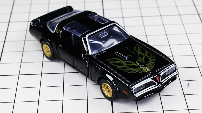 人気のブラックボディとゴールドのファイヤーバードデカール仕様！