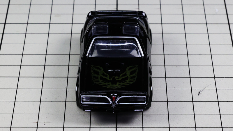 フロント：“イーグルマスク”と呼ばれるノーズ