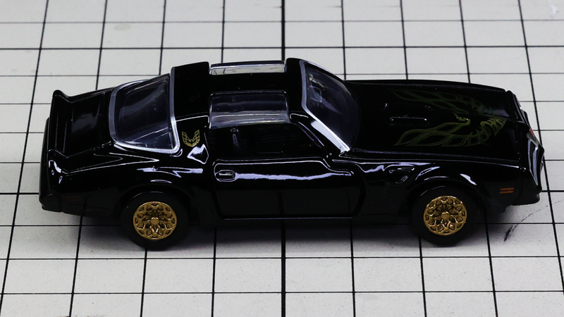 リア：ガラスを囲うシルバーメッキがハイディテールを強調します