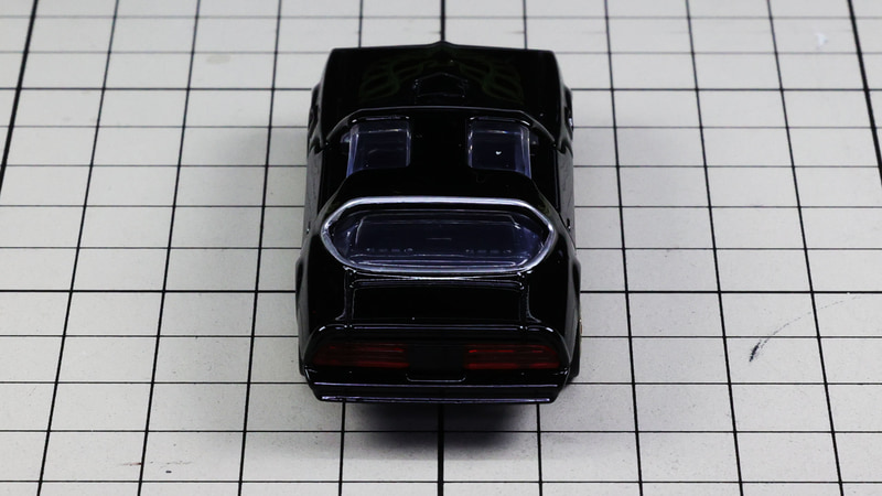 リア：ガラスを囲うシルバーメッキがハイディテールを強調します