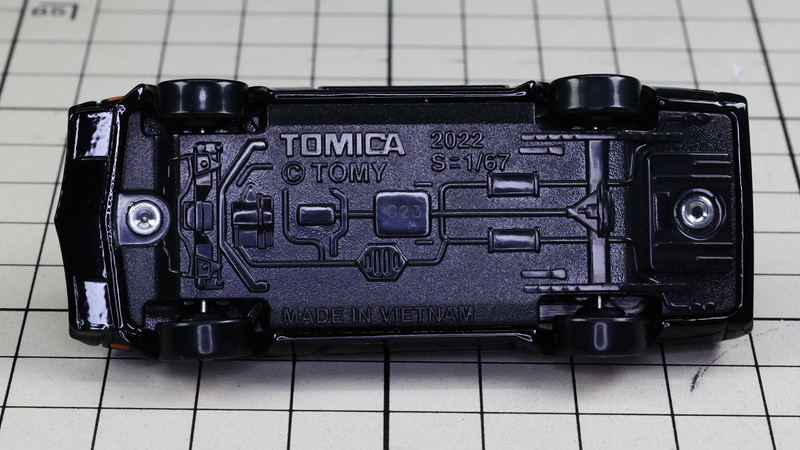 底面：複雑な構造をうかがわせるモールドがあります。マフラーの“タイコ”が2つあり。マフラーは車体左右から下向きに計4本でているのがすごい！