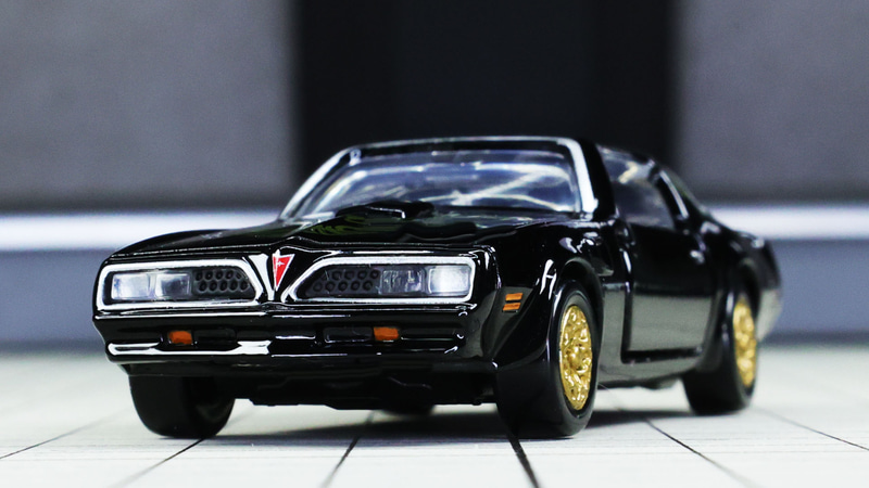 角型４灯のヘッドライトがクリアーパーツでかっこいい！