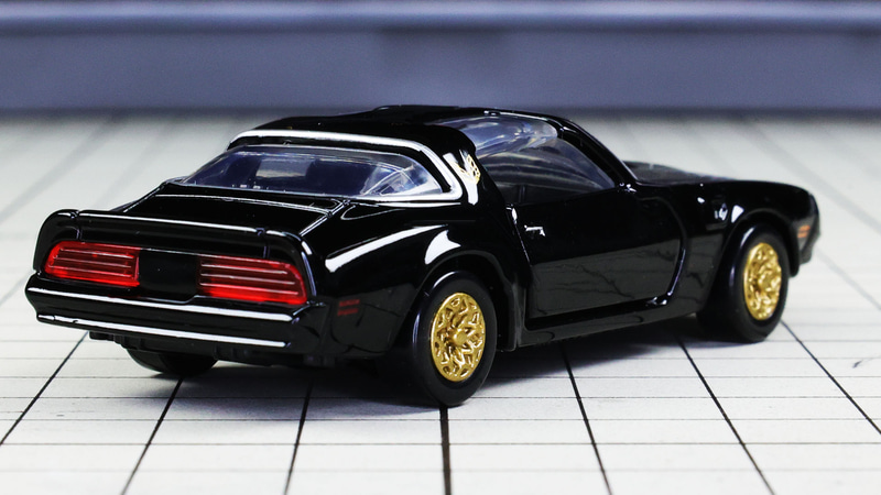 迫力のリアセクション、コンビランプも塗装＋クリアーパーツで再現していて豪華！