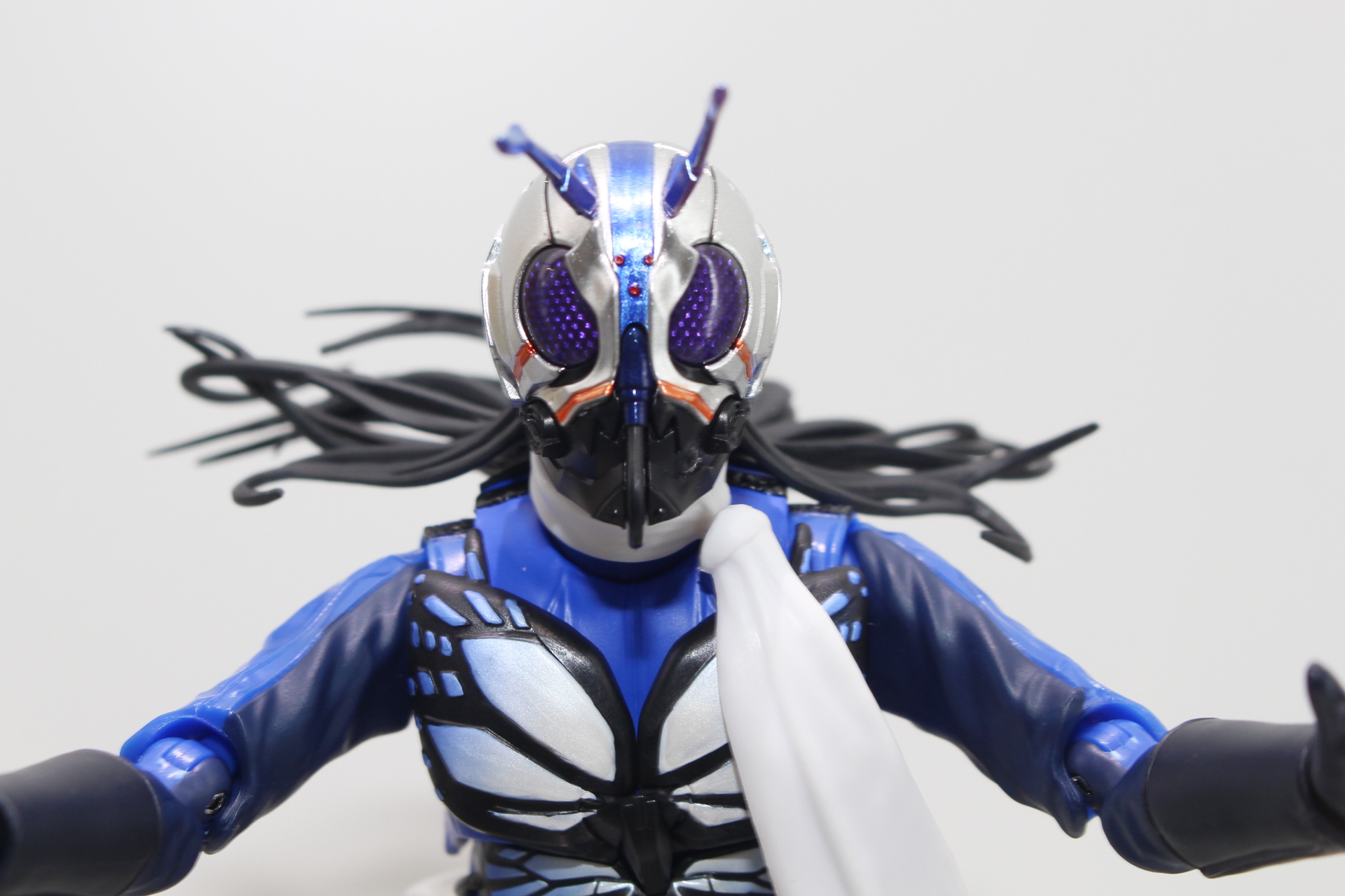 仮面ライダーとはまた違う趣の蝶モチーフのマスク