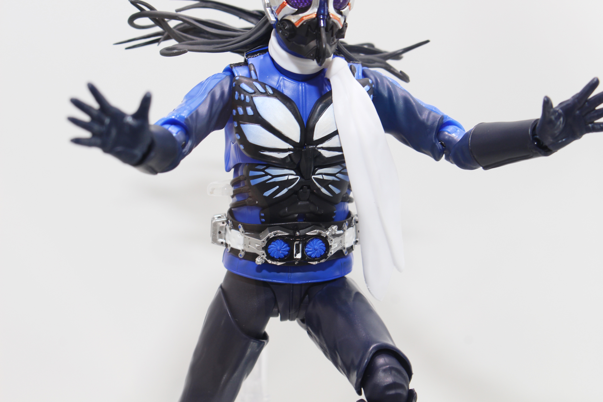 蝶の羽を思わせるコンバーターラングや、変身ベルト「アルティメットハーフタイフーン（試作改造型）」も精密に再現