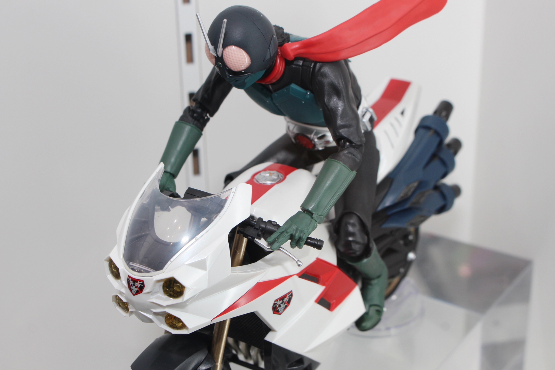 発売中のS.H.Figuarts 仮面ライダーを乗せることができる。専用の持ち手も付属