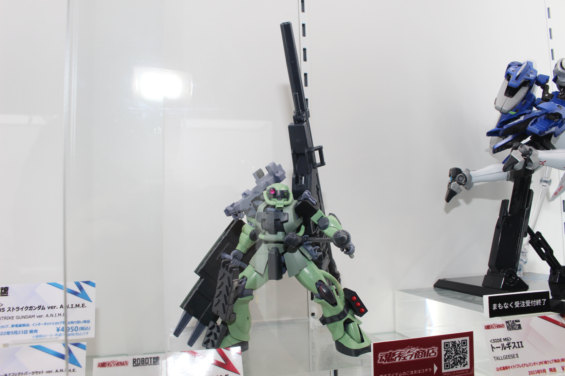 ザクII本体は全高125mmとのことだが、ザメル砲懸架時の全高はその倍近くありそうだ