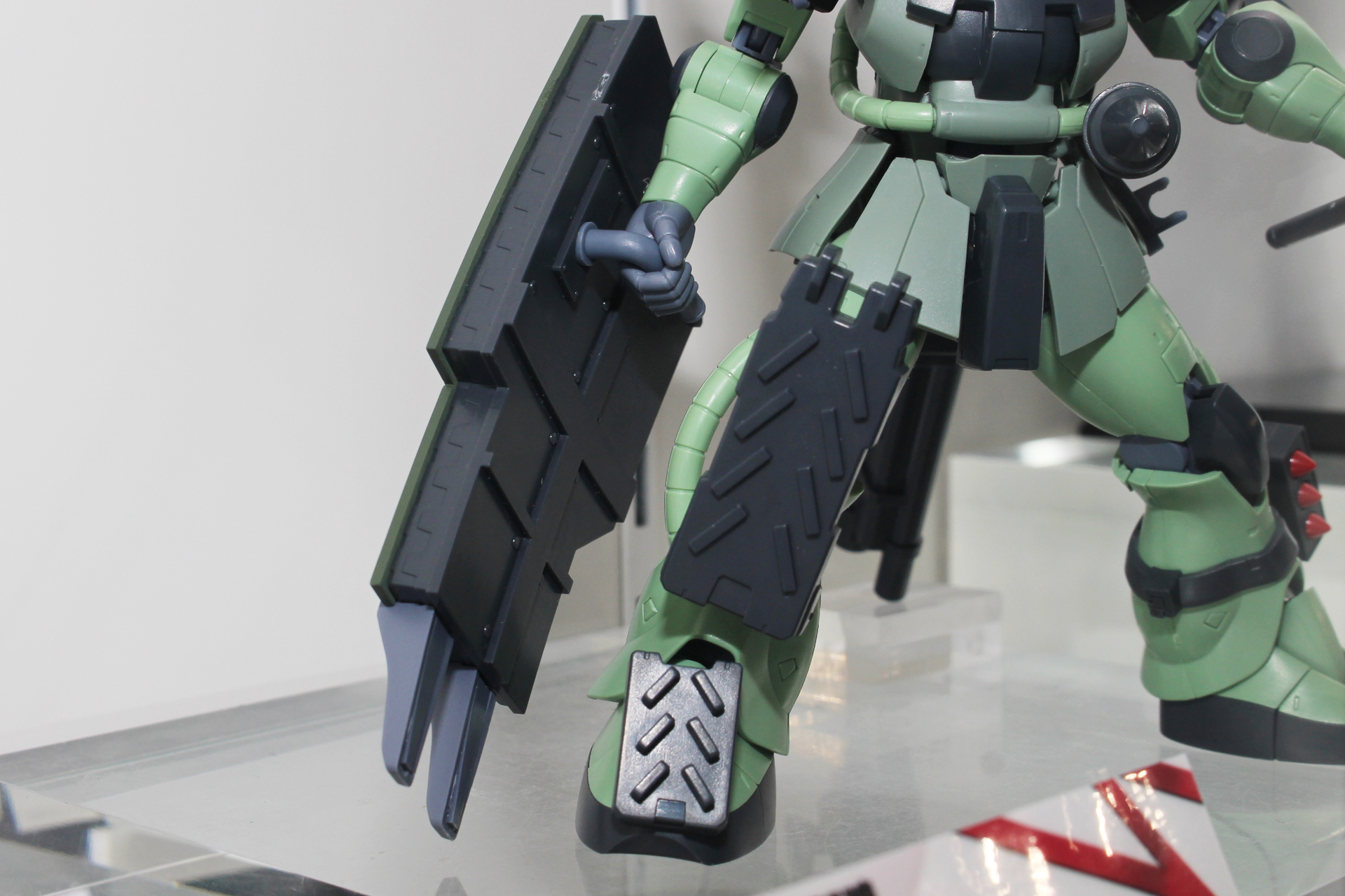 マズルフラッシュを軽減するシールドと、砲撃時の反動を抑えるスパイク板