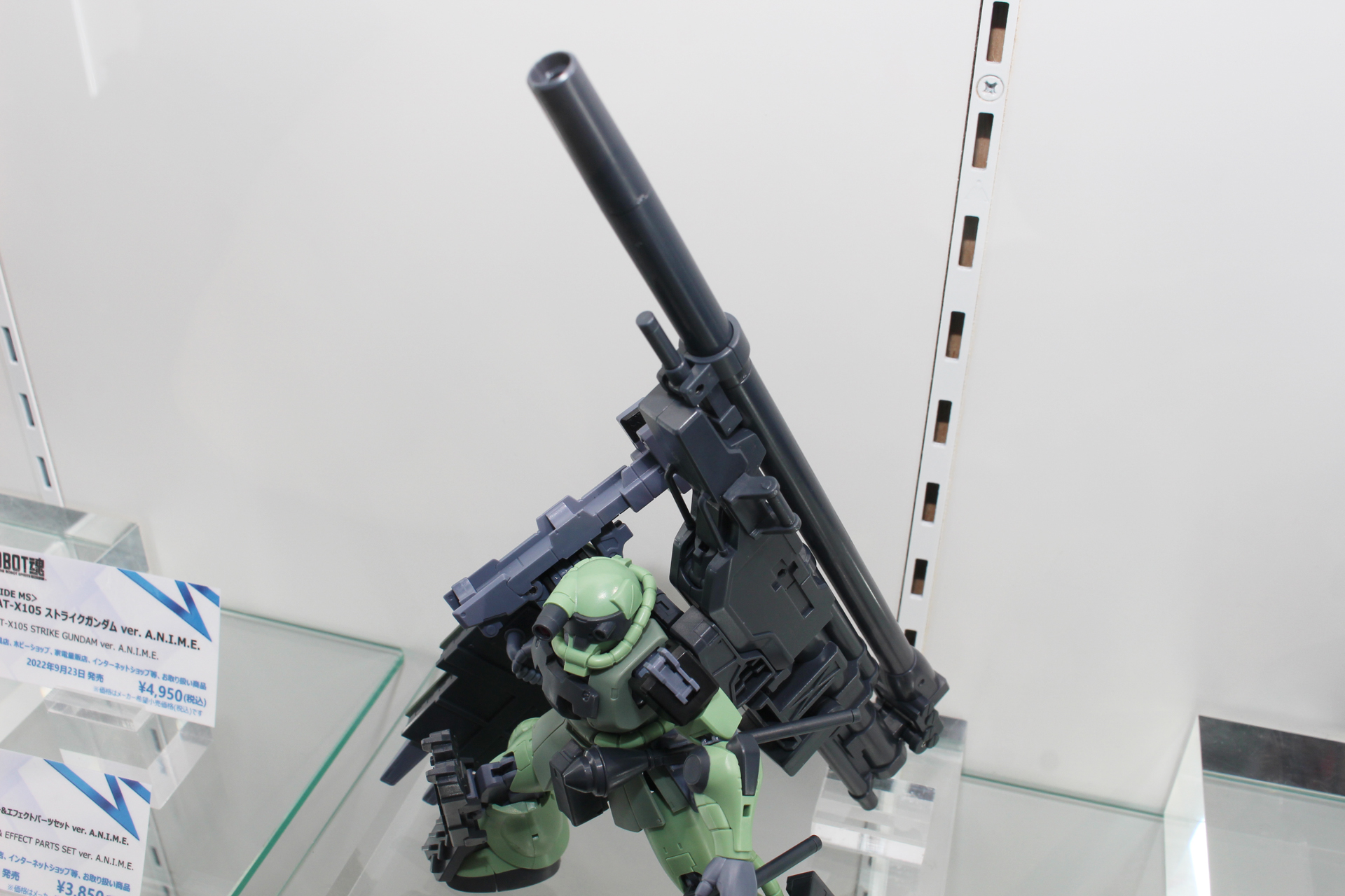 懸架しているザメル砲は展開し、販売予定のザクII F2型（測距手用）に付属する砲座を組み合わせることで、固定砲台となる