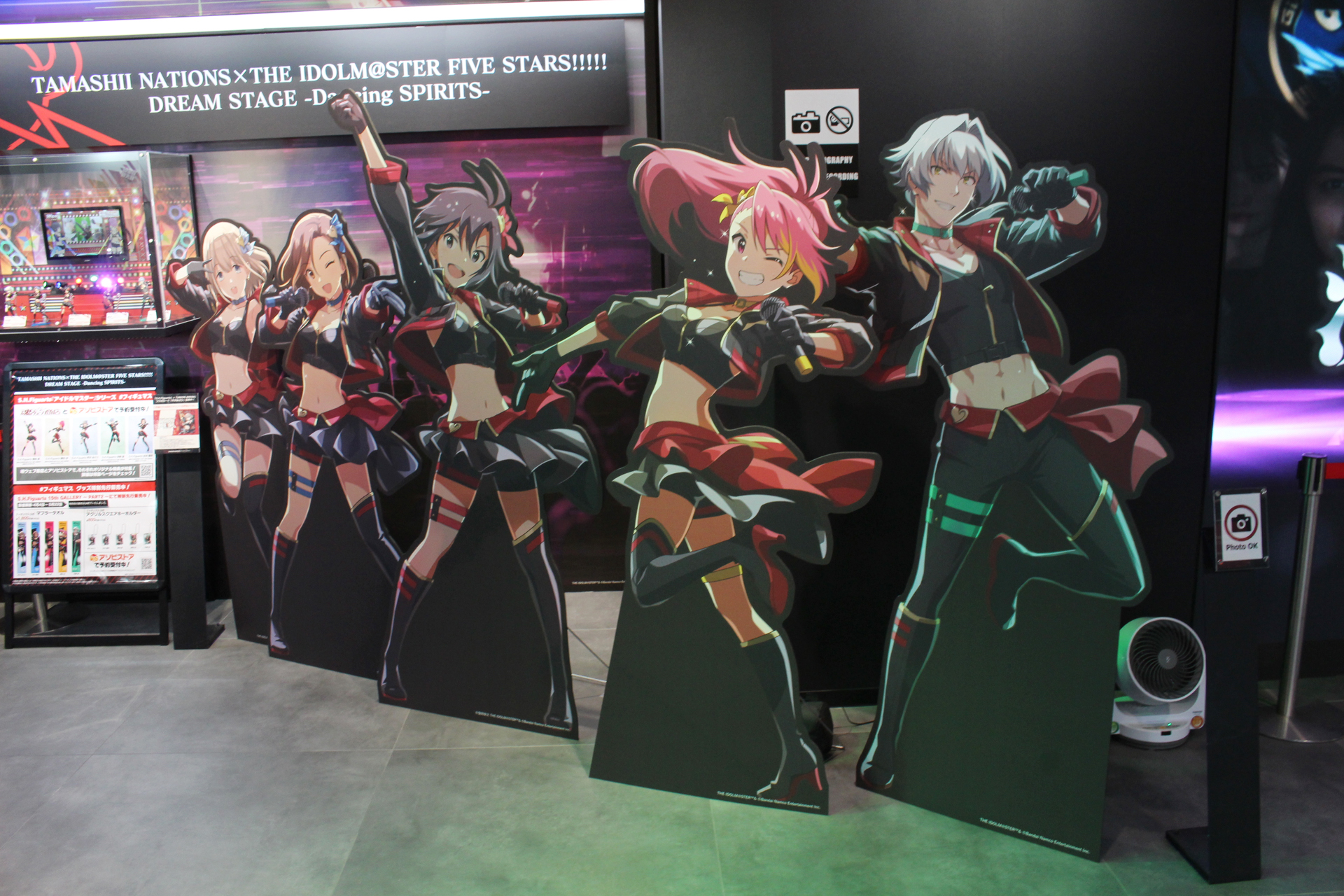 選抜メンバーのイラストパネルや衣装も展示中。もちろん撮影OKだ