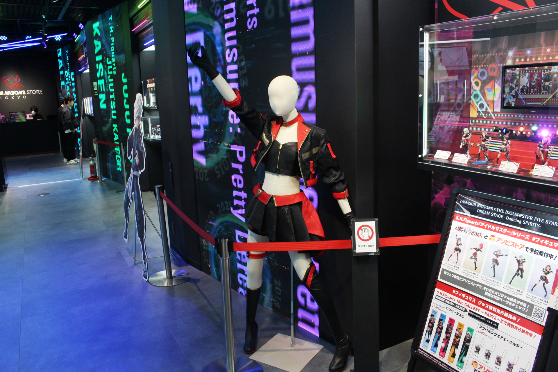 選抜メンバーのイラストパネルや衣装も展示中。もちろん撮影OKだ