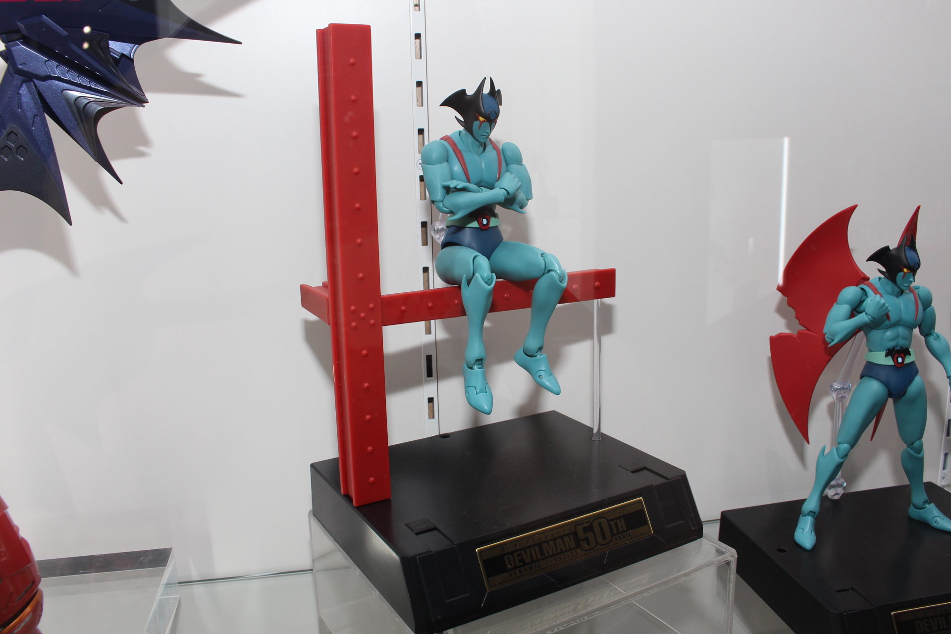 鉄骨をモチーフとしたディスプレイベース。デビルマンを支えるスタンドも付属