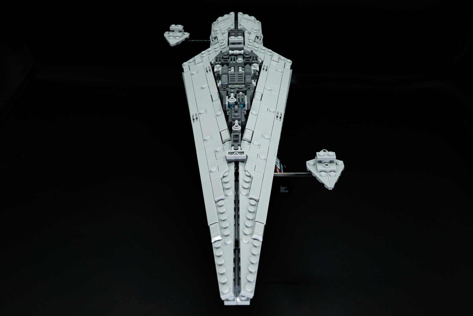 背景の黒に飾り台の黒が馴染んで、まさに宇宙空間を悠々と航行しているように見える。このような矢尻型の船体は、なんとも美しい