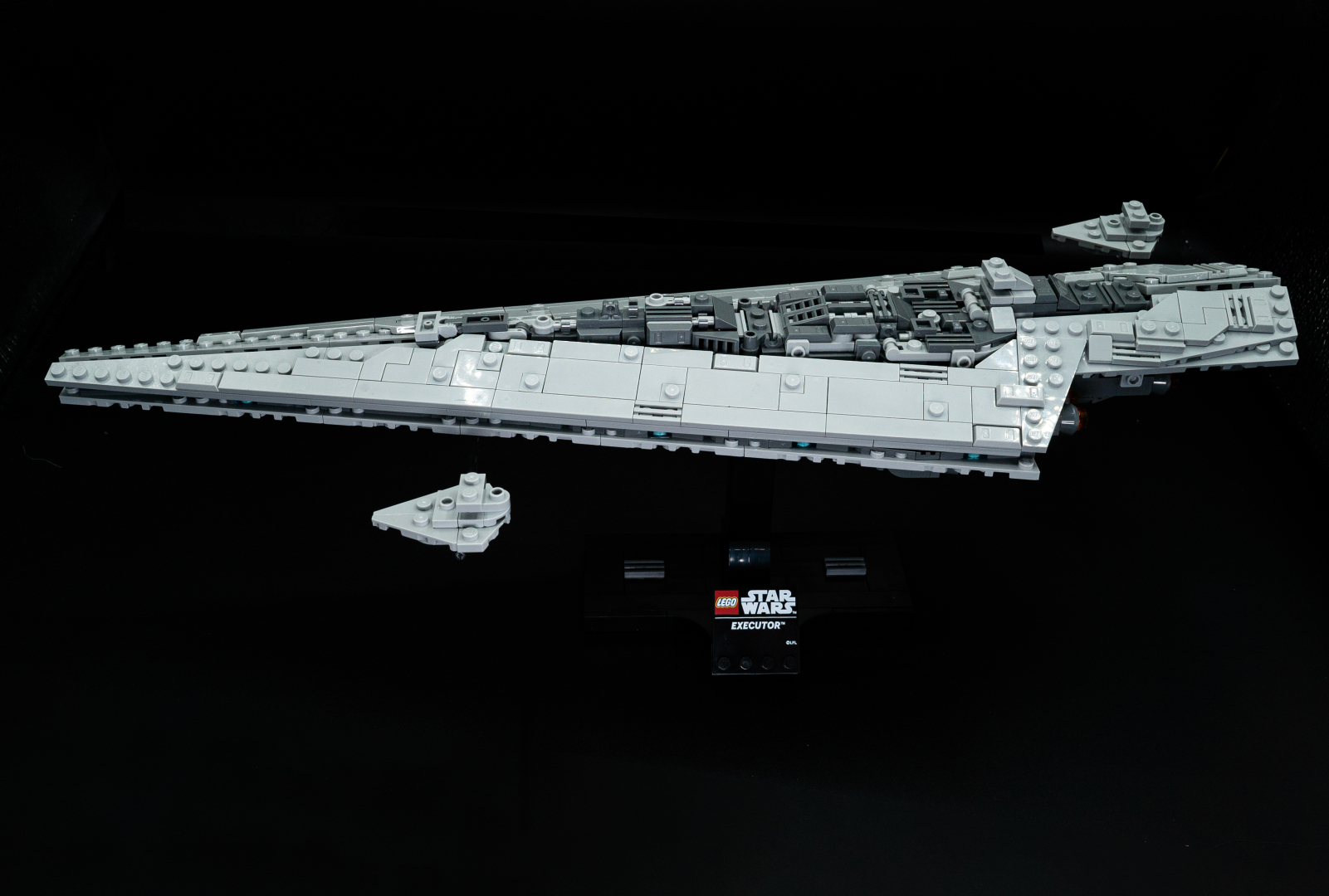 背景の黒に飾り台の黒が馴染んで、まさに宇宙空間を悠々と航行しているように見える。このような矢尻型の船体は、なんとも美しい