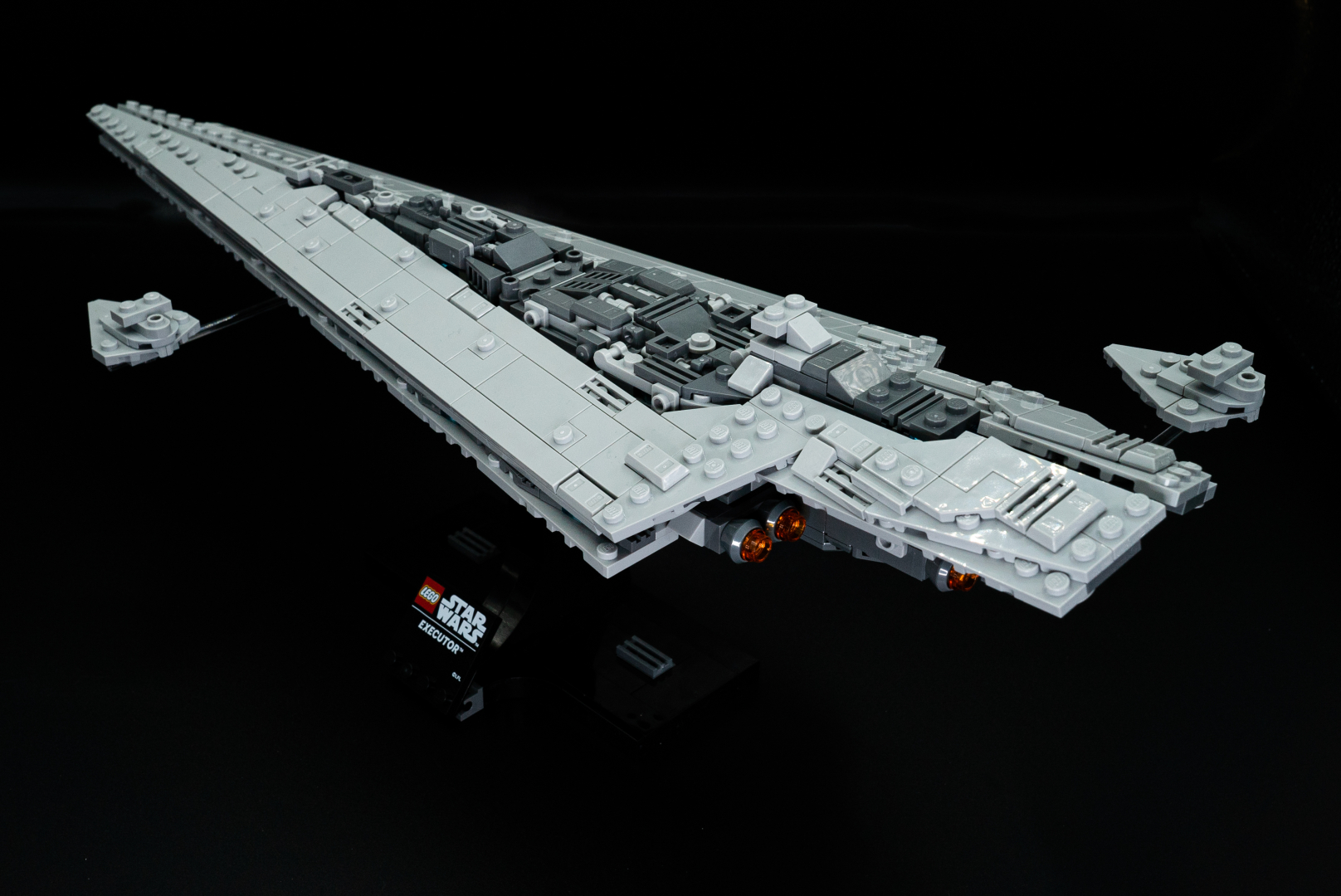 背景の黒に飾り台の黒が馴染んで、まさに宇宙空間を悠々と航行しているように見える。このような矢尻型の船体は、なんとも美しい