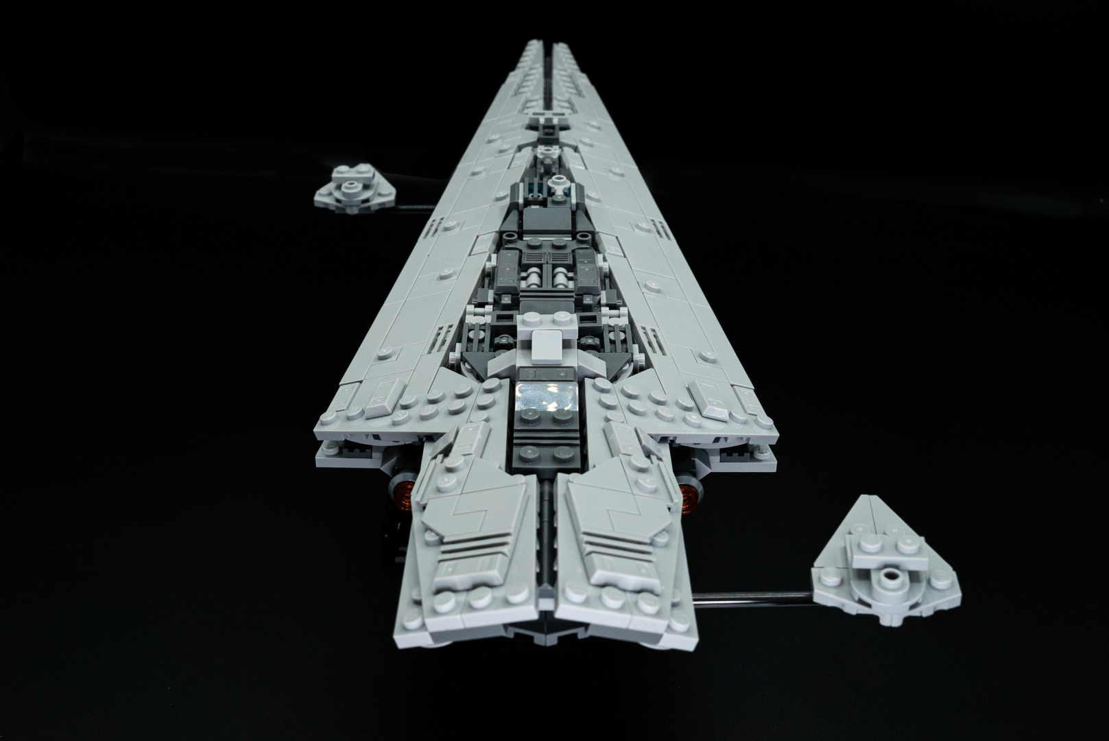 背景の黒に飾り台の黒が馴染んで、まさに宇宙空間を悠々と航行しているように見える。このような矢尻型の船体は、なんとも美しい