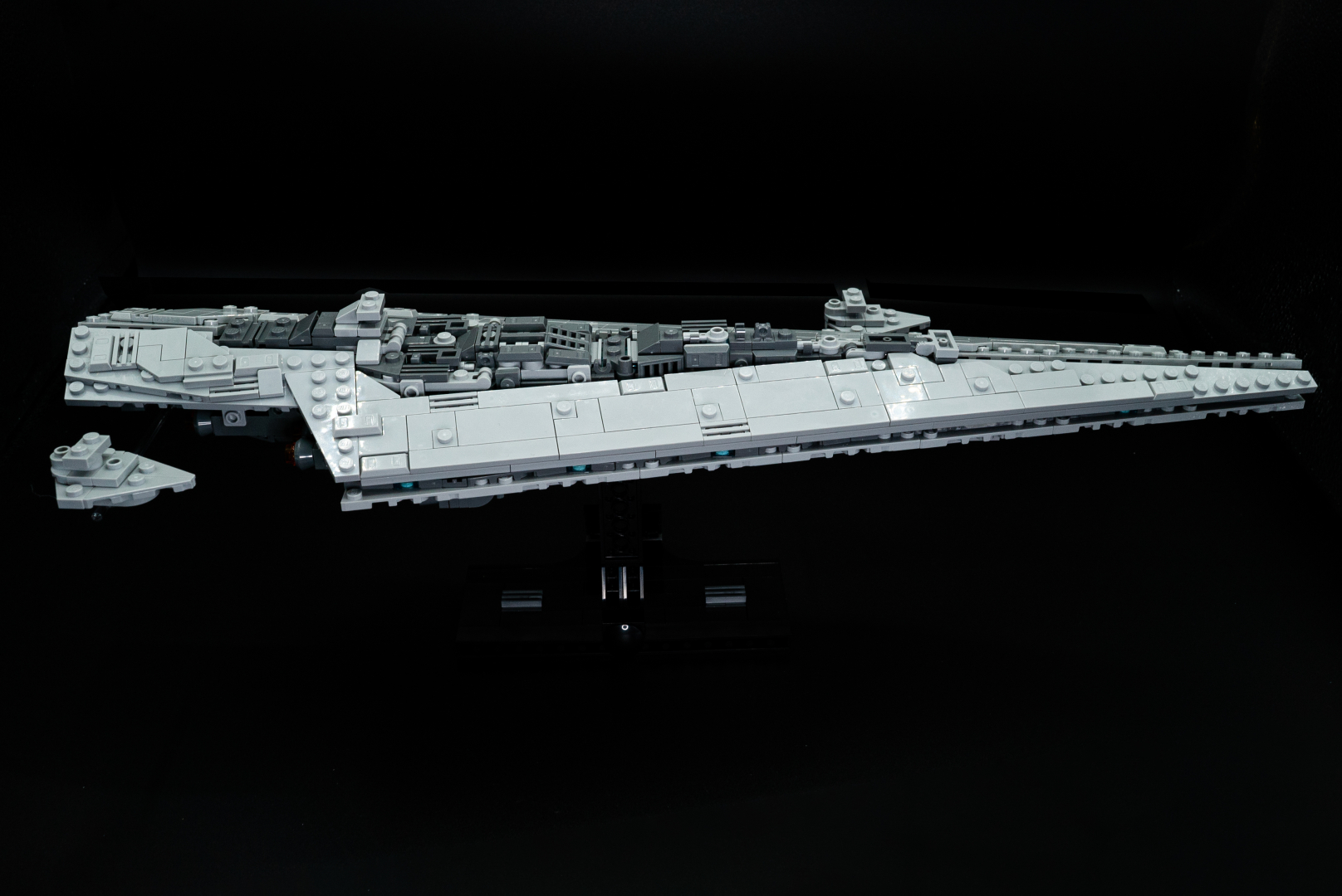 背景の黒に飾り台の黒が馴染んで、まさに宇宙空間を悠々と航行しているように見える。このような矢尻型の船体は、なんとも美しい