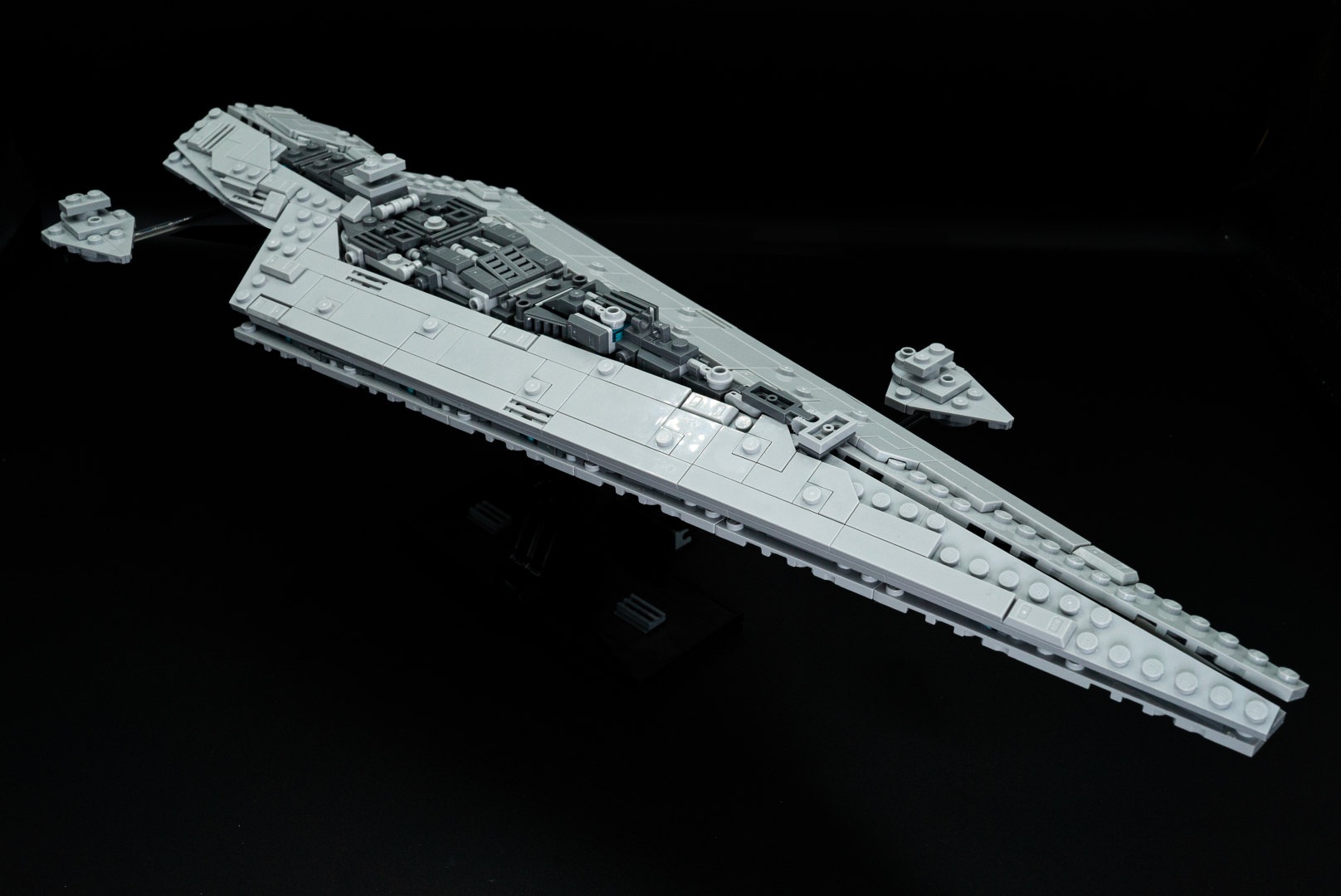 背景の黒に飾り台の黒が馴染んで、まさに宇宙空間を悠々と航行しているように見える。このような矢尻型の船体は、なんとも美しい