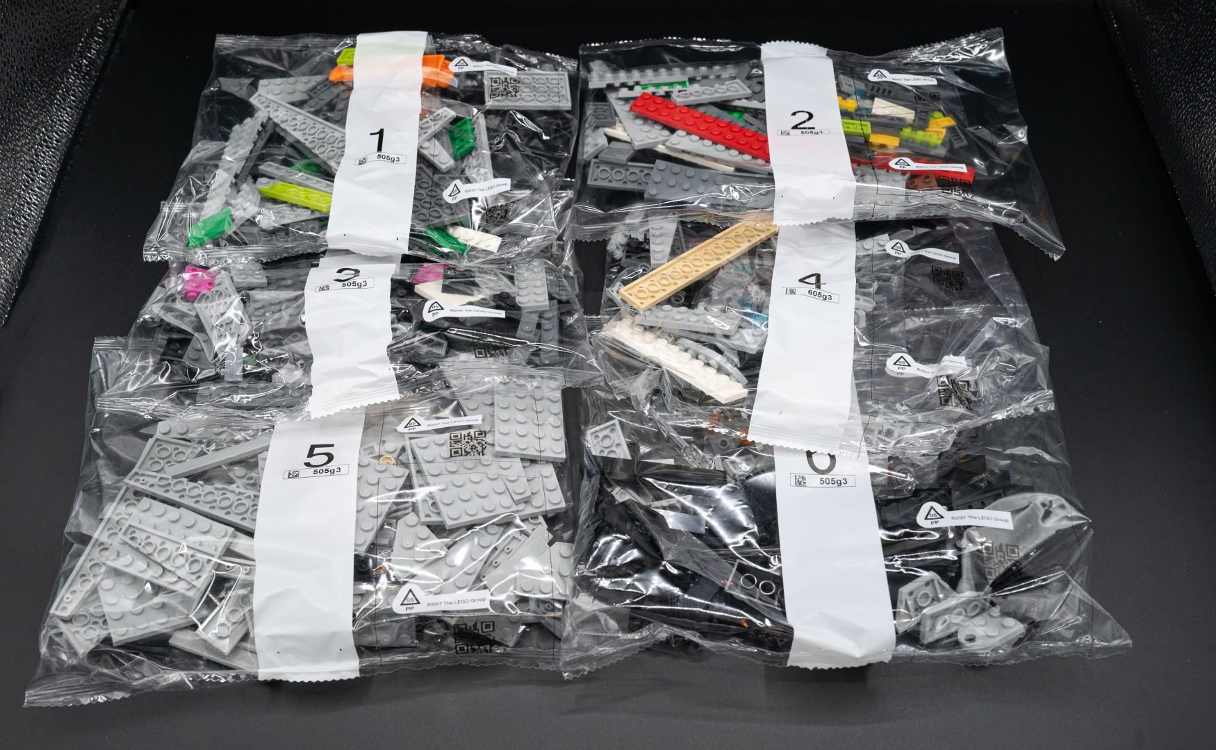 内容物で一番楽しみなのは、実はインストラクションで版権モデルは情報が盛りだくさん