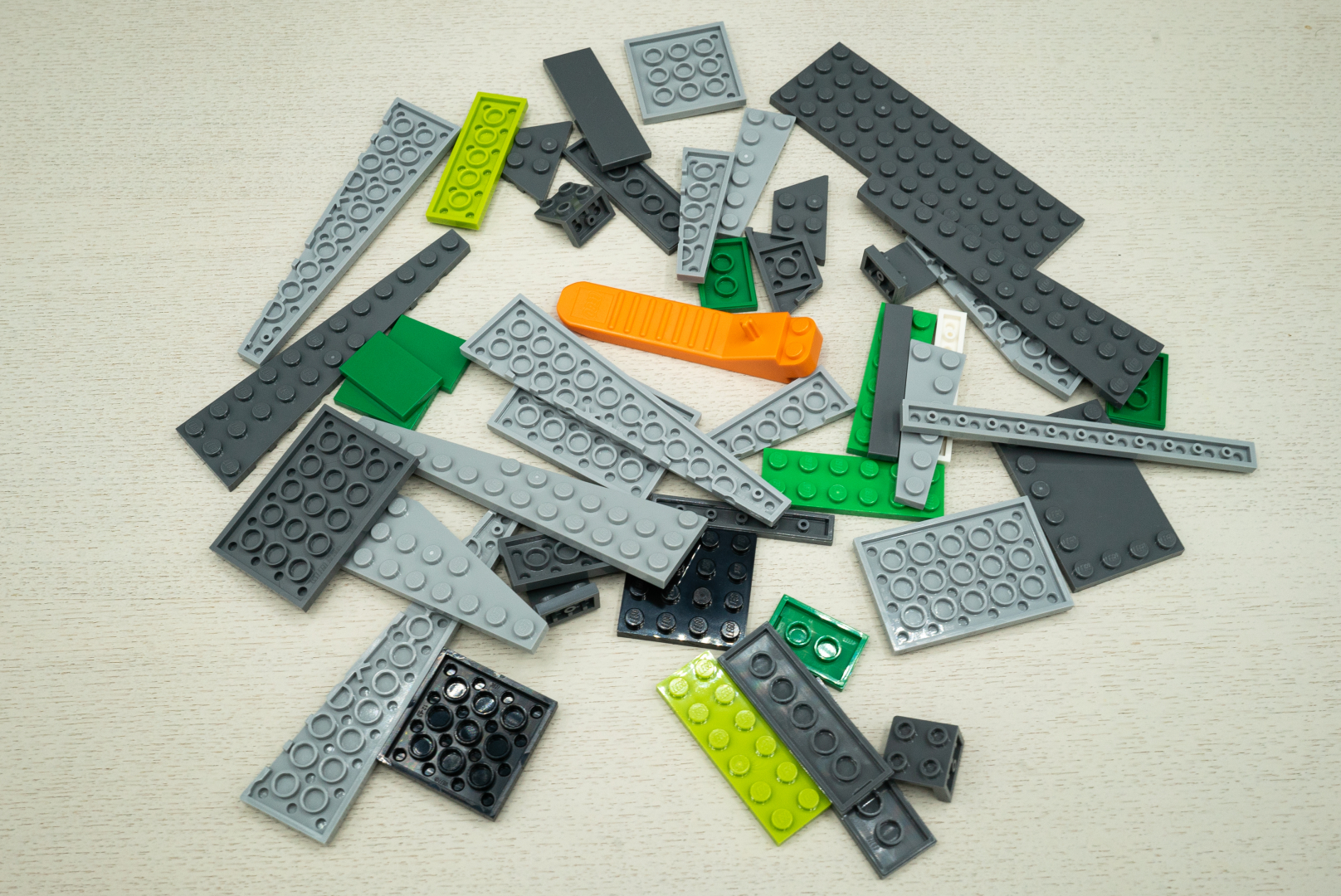 袋1の内容。全体的に斜め系のパーツが多いが、カラフルなパーツも目立つ。なかには、ここ1，2年で登場したばかりの斜め系パーツも入っているのが嬉しい