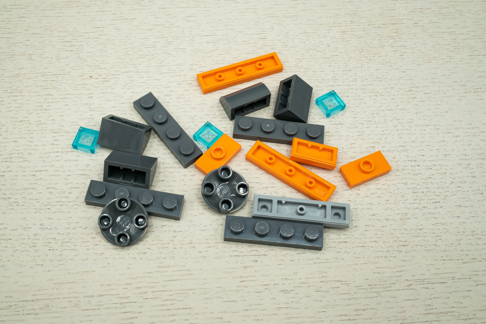 袋1の内容。全体的に斜め系のパーツが多いが、カラフルなパーツも目立つ。なかには、ここ1，2年で登場したばかりの斜め系パーツも入っているのが嬉しい