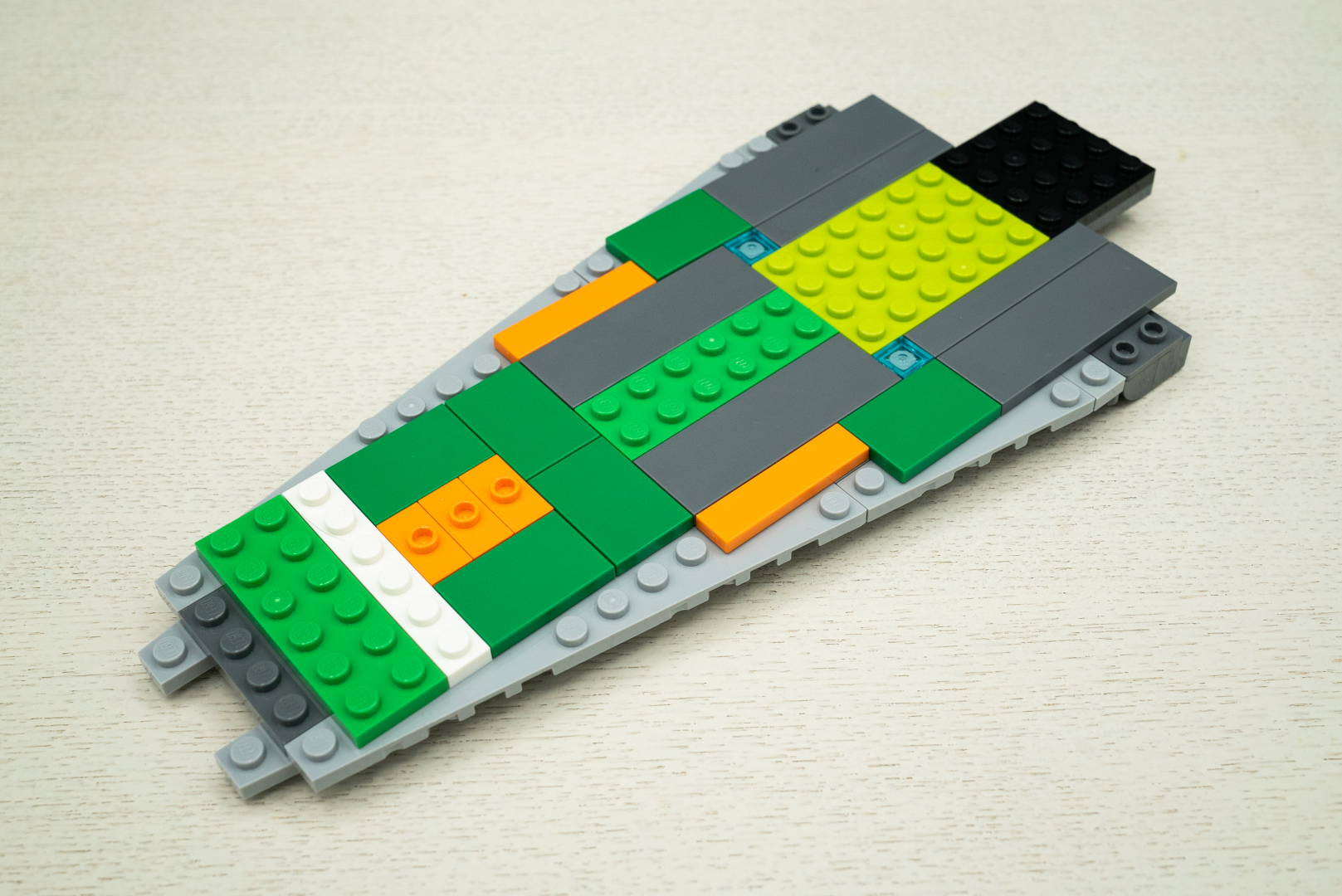 裏面は宇宙船らしい色味だが、表側はカラフルなつくり。ここにどのようなパーツが組み込まれていくのかワクワクするはず！