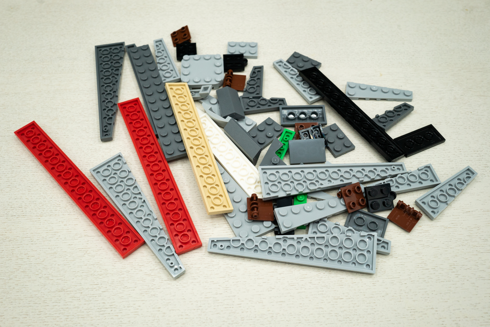 袋2の内容。灰色に加えて濃灰色が増えてきた。また、クリアブルーのパーツもある。このパーツは後で重要な役割を果たすぞ！