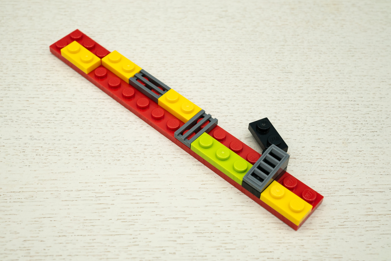 黒いヒンジパーツを使って、水平角度を自由に変えられるように組んだユニットを本体に組み込む。少し干渉してハメにくかったが、逆に壊れにくくてよさそうだ。また、垂直方向に角度を変えられる茶色系のヒンジも組み込んだ