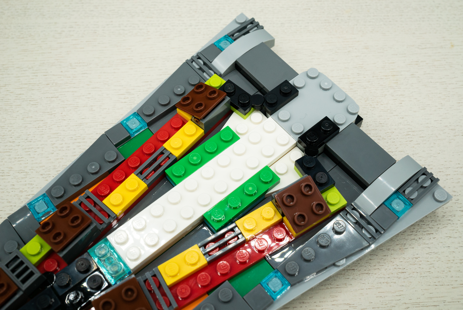 黒いヒンジパーツを使って、水平角度を自由に変えられるように組んだユニットを本体に組み込む。少し干渉してハメにくかったが、逆に壊れにくくてよさそうだ。また、垂直方向に角度を変えられる茶色系のヒンジも組み込んだ