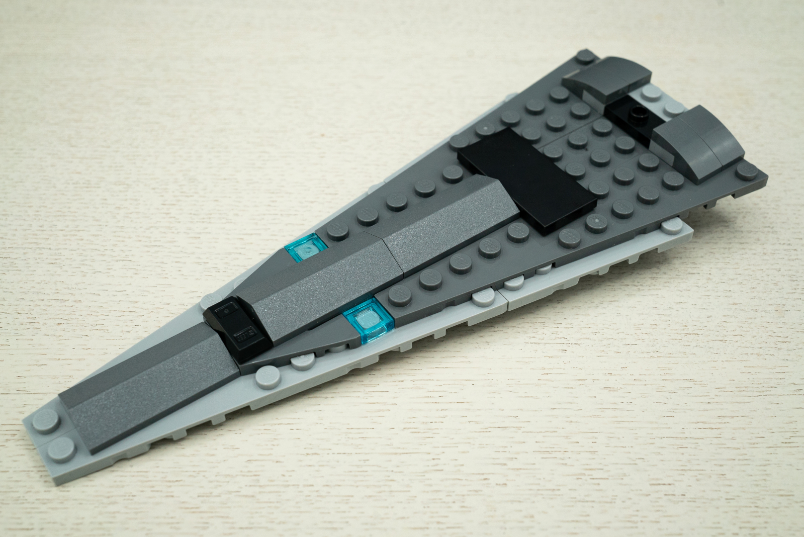 別途制作した先端部分を本体に接続して、大まかな船体部分の完成だ