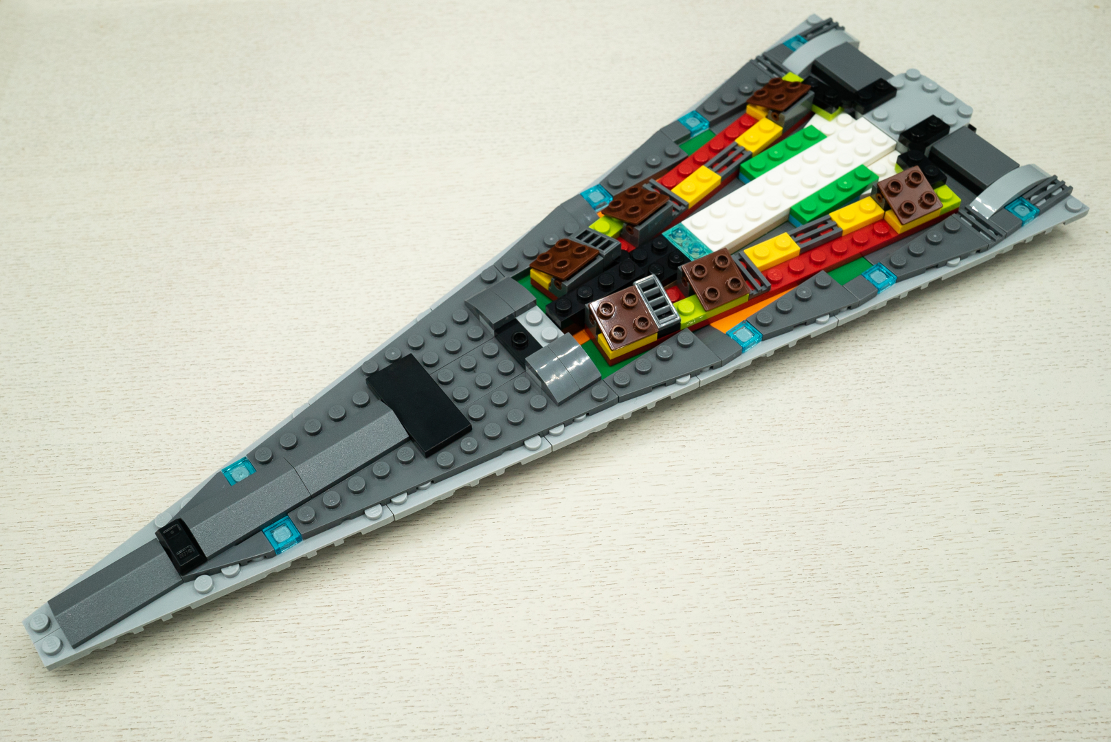 別途制作した先端部分を本体に接続して、大まかな船体部分の完成だ