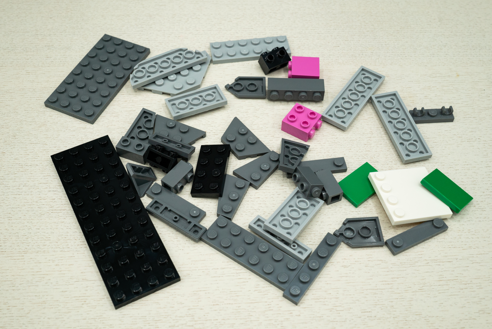 袋3の内容。ディテールアップ用の細かいパーツが増えている