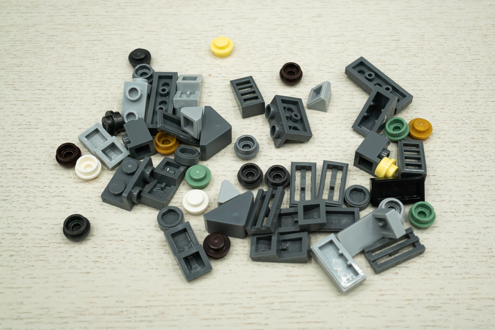 袋3の内容。ディテールアップ用の細かいパーツが増えている