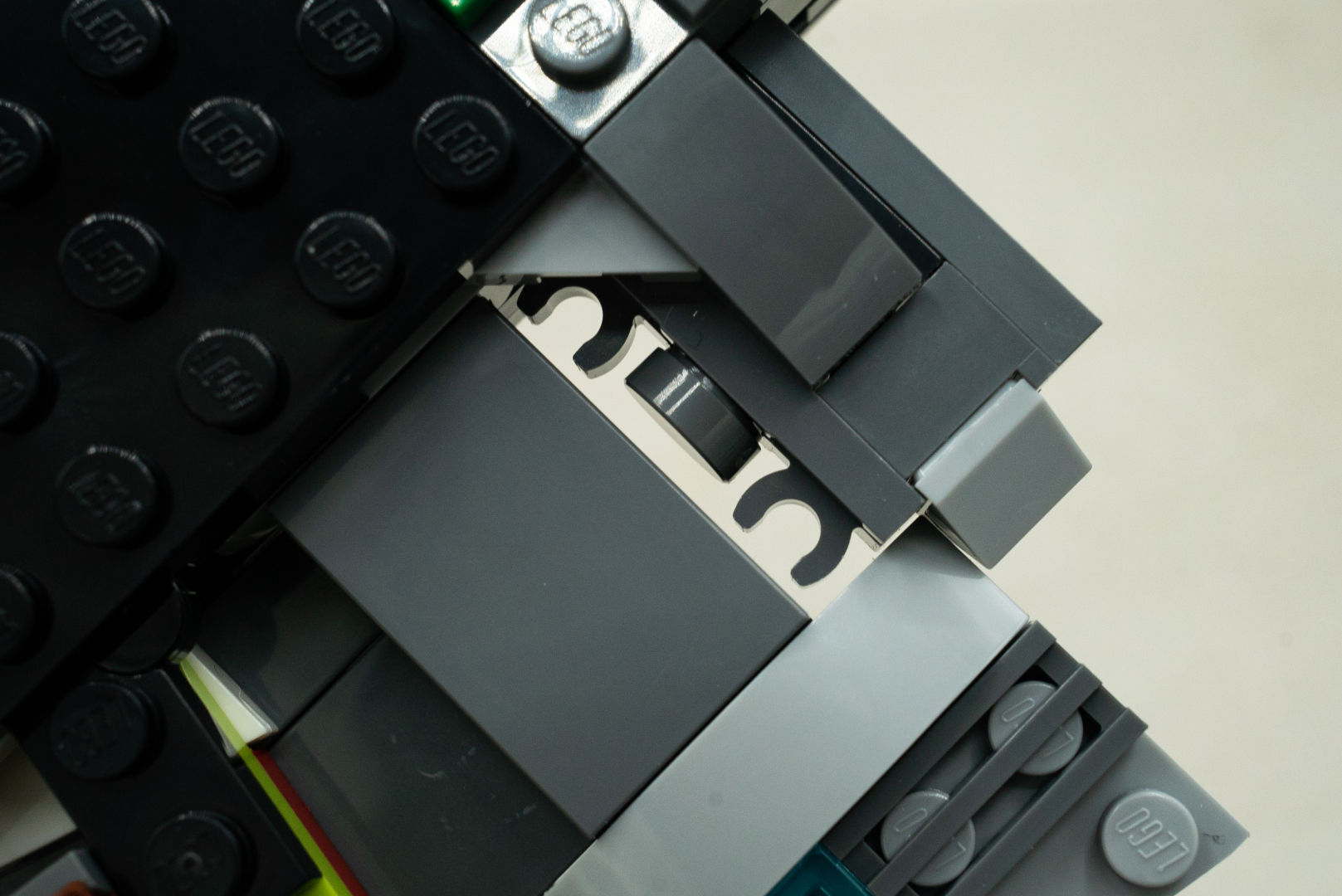 本体と後部ユニットを接続することで浮かび上がるディテール。これは画像のクリップパーツを使って表現しているのだ。クリップをクリップとして使うのではなく、ただのカタチだけ採用するのもレゴ ブロックの妙技