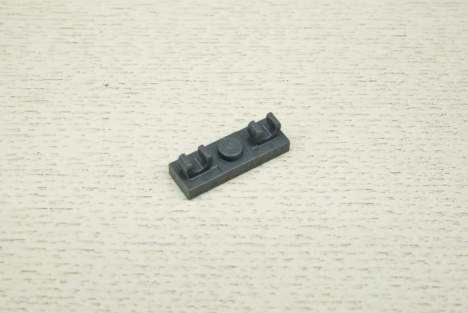 本体と後部ユニットを接続することで浮かび上がるディテール。これは画像のクリップパーツを使って表現しているのだ。クリップをクリップとして使うのではなく、ただのカタチだけ採用するのもレゴ ブロックの妙技