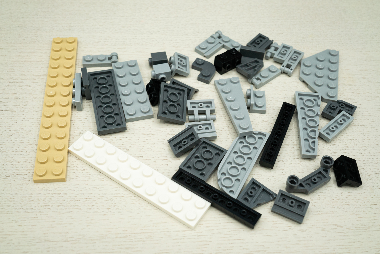 袋4の内容。引き続きディテールアップ用の細かいパーツが多く、クリアブルーのパーツも増えてきた