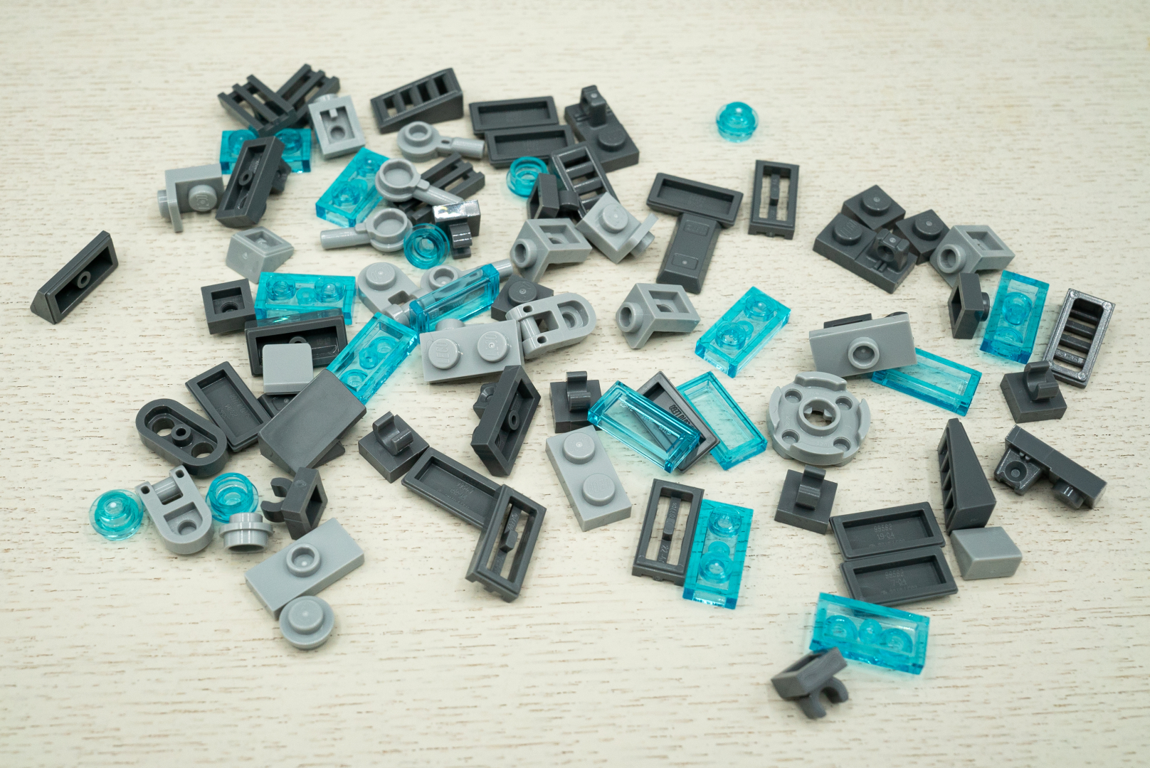 袋4の内容。引き続きディテールアップ用の細かいパーツが多く、クリアブルーのパーツも増えてきた