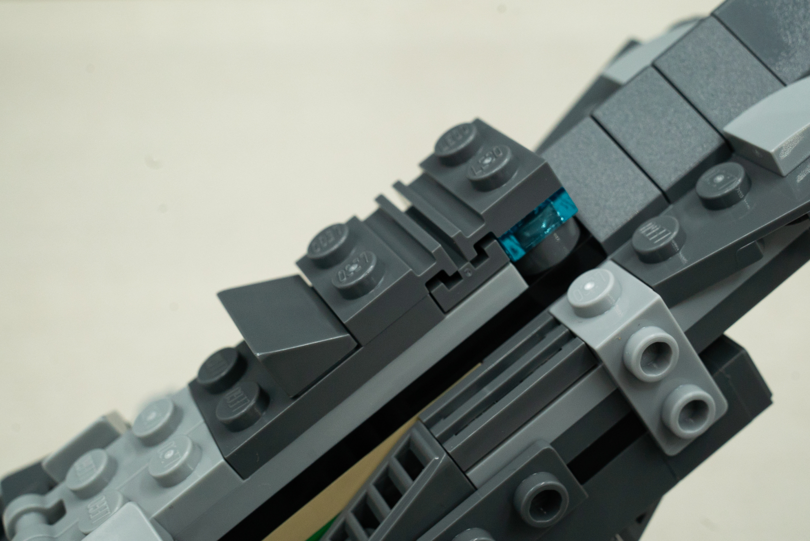 今回イチオシのディテール表現。グリルと呼ばれるパーツをレール付きのプレートを組み合わせることで、かなり面白いディテールを作りだした