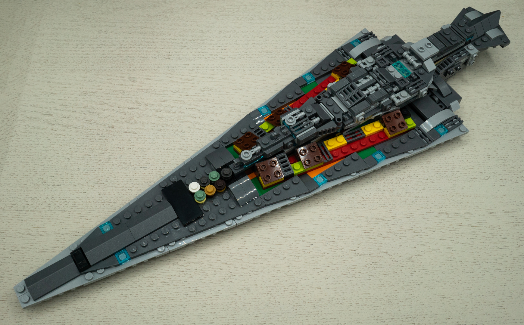 カラフルである……という点を除けば、概ね本体はできあがったと言ってもいいだろう。あとは外装を組んでいくだけだ！