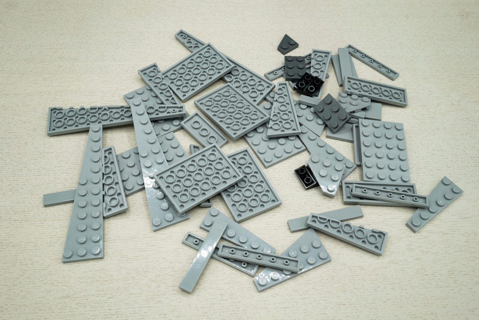 袋5の内容は、上部外装を組み上げるための灰色パーツが多数。特にタイル系が多いのも特徴のひとつ