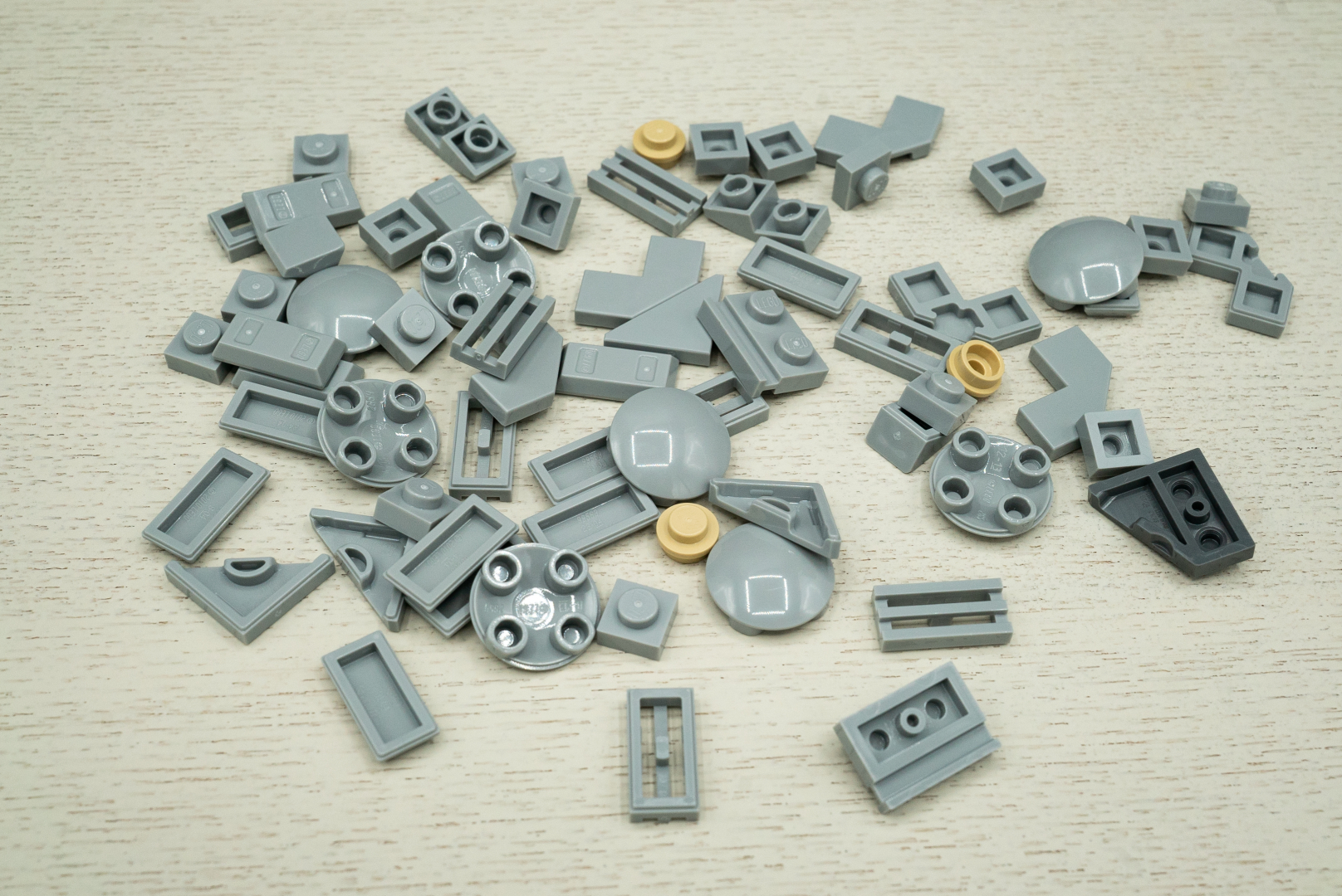 袋5の内容は、上部外装を組み上げるための灰色パーツが多数。特にタイル系が多いのも特徴のひとつ