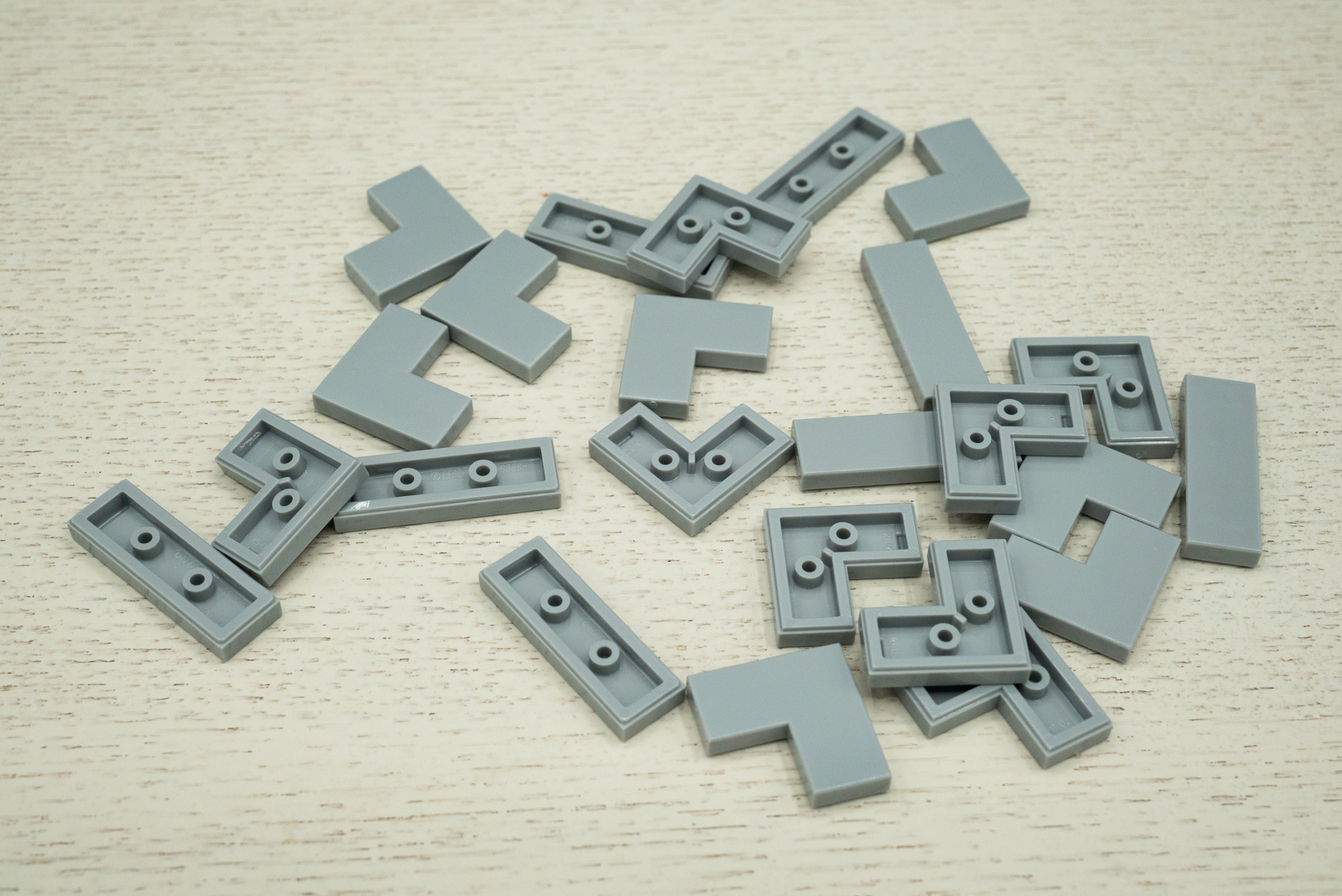 袋5の内容は、上部外装を組み上げるための灰色パーツが多数。特にタイル系が多いのも特徴のひとつ