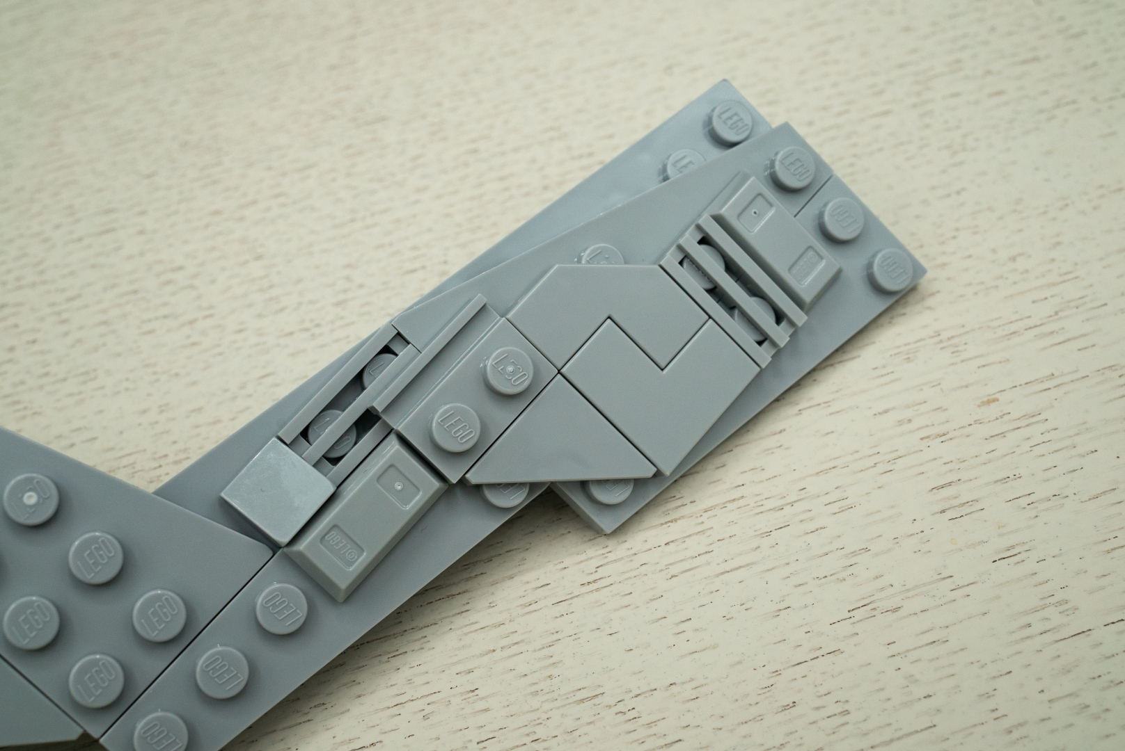 こちらがタイルとそのほかのパーツで組み上げたディテール。直線だけでなく斜めにカットされた部分を持つタイルも使い勝手がいい