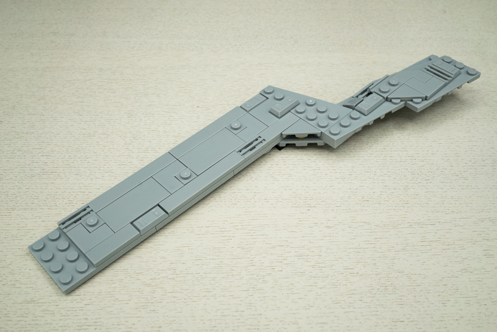 外装は後ろと前と別に作り組み込む。単体で見ると何だかよくわからないかもしれないが、組み込んだ瞬間の感動は格別！